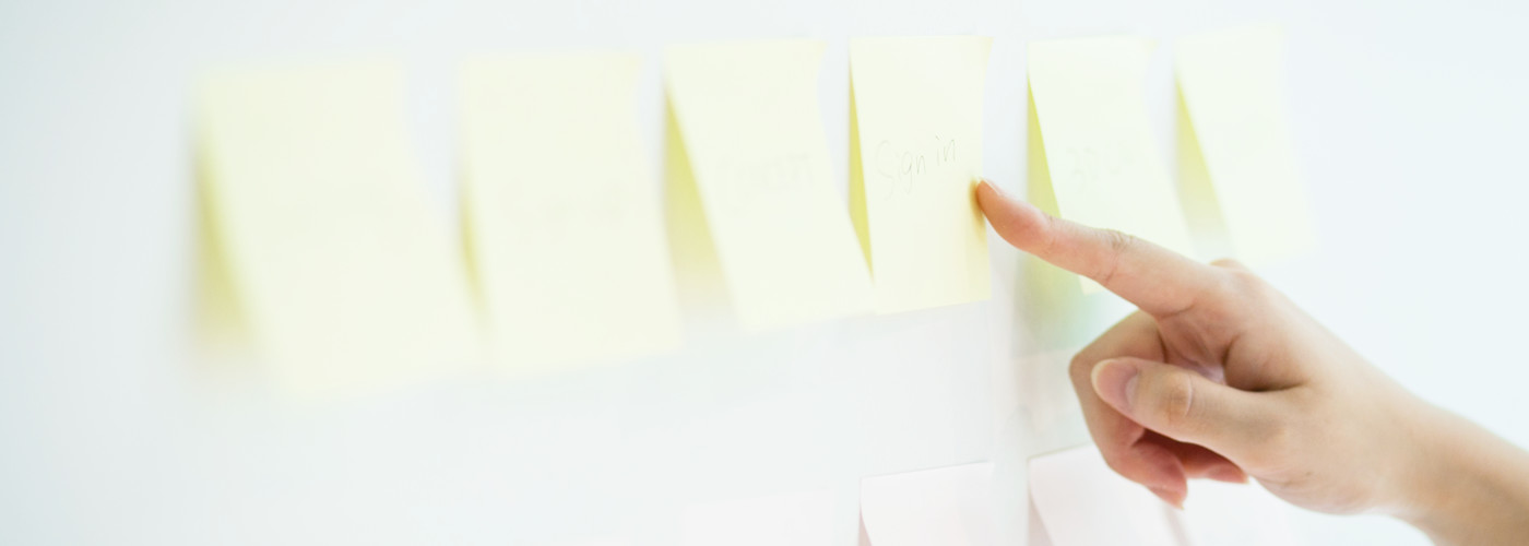 ポストイットを指すようす